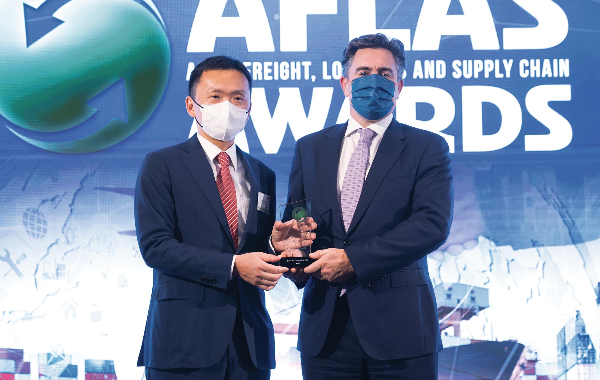 Photo of Ian Kwok, General Manager-Aviation Logistics of Airport Authority Hong Kong presenting an award to Tom Owen, Director Cargo, Cathay Pacific Cargo