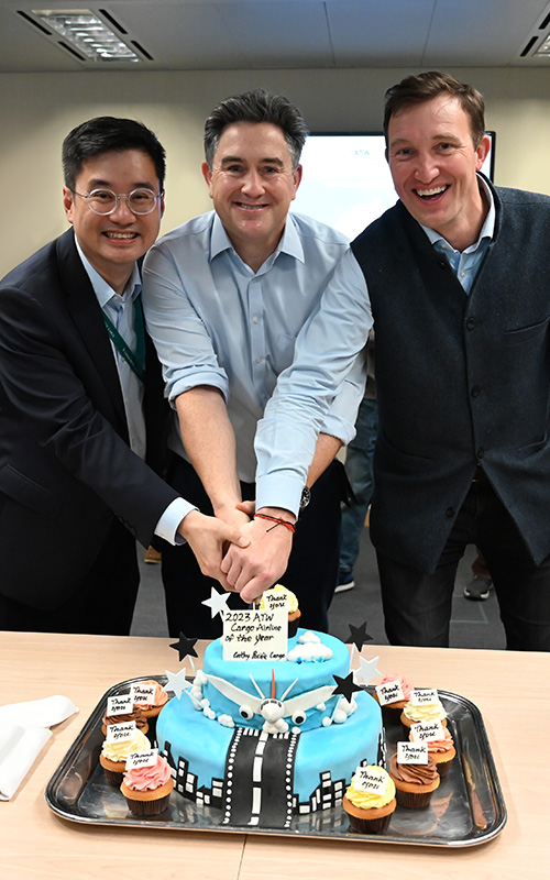 國泰董事歐永棠聯同貨運服務總經理劉爾修（左）及貨運商務總經理艾卓賢（右），一起為榮獲「2023年度貨運航空公司」大獎慶祝。